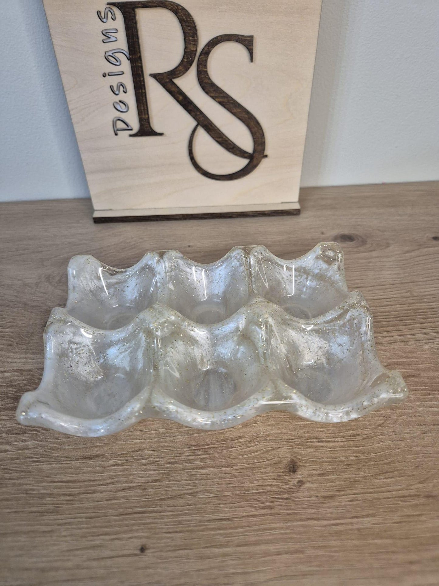 Resin egg tray