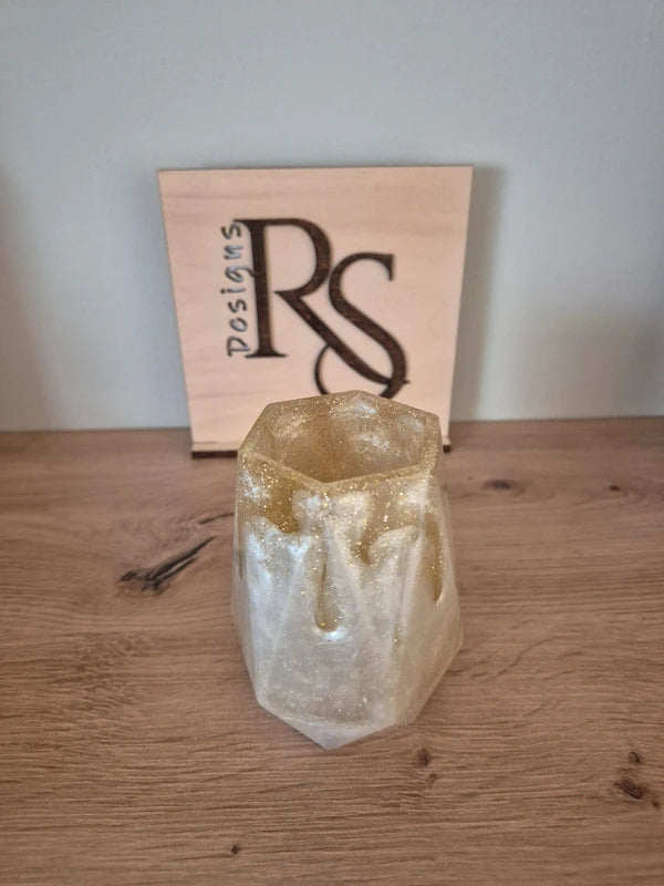 Resin vase