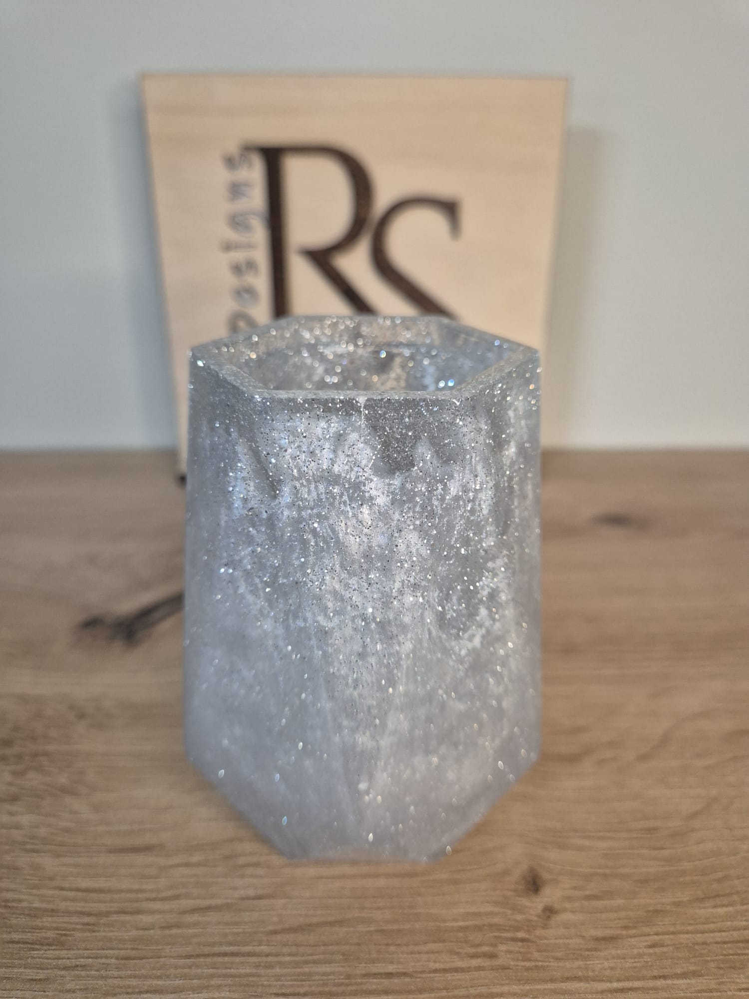 Resin vase