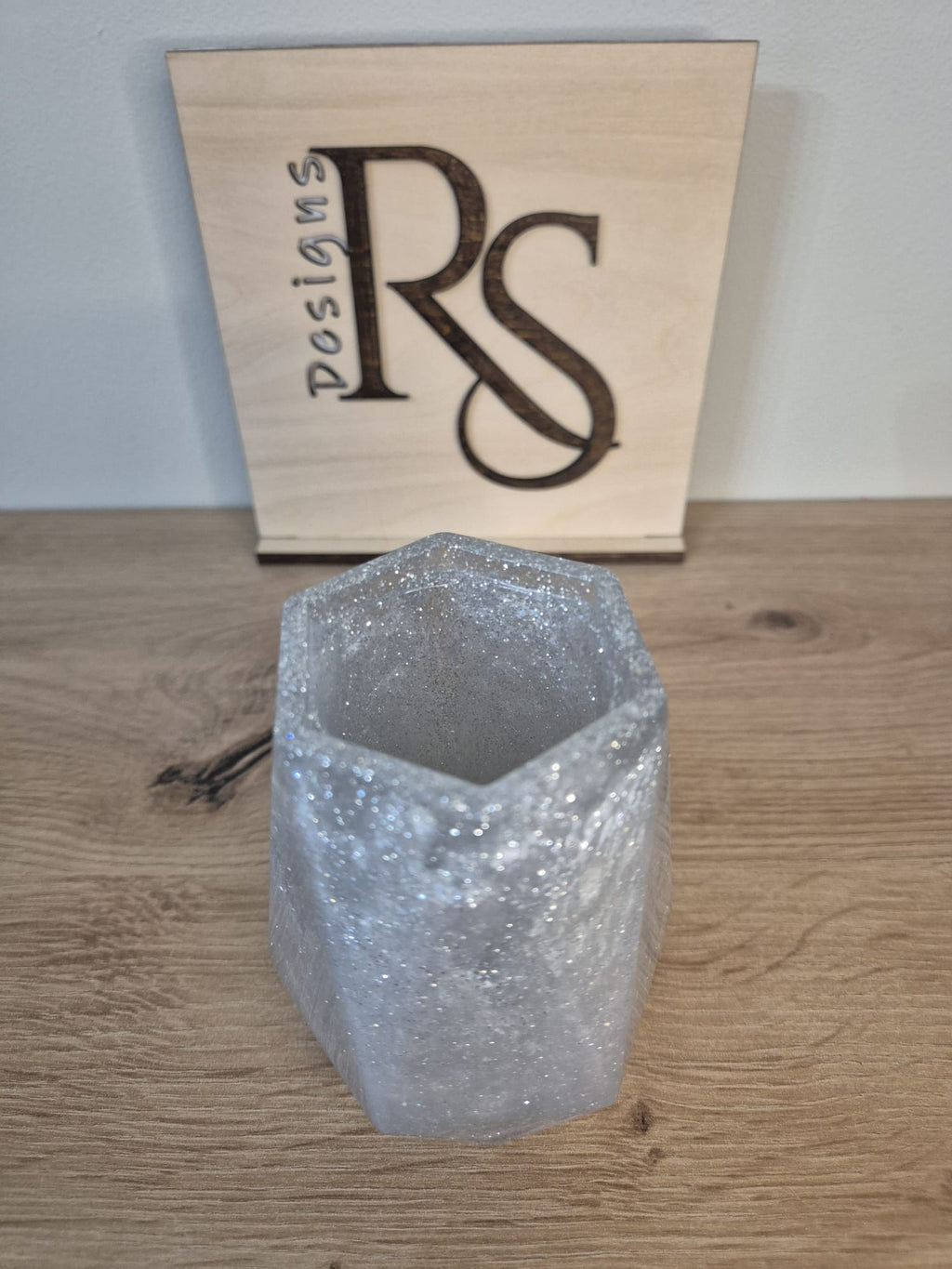 Resin vase