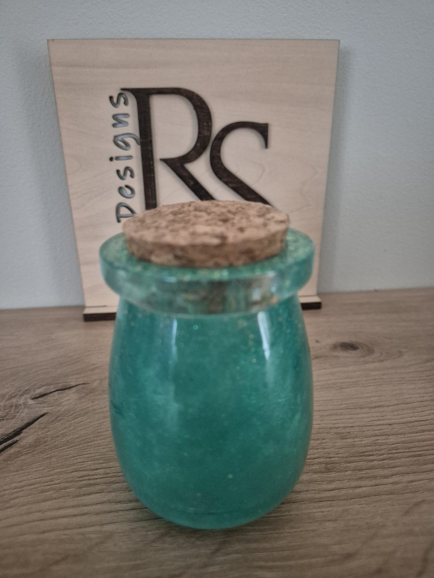 Resin jar with lid