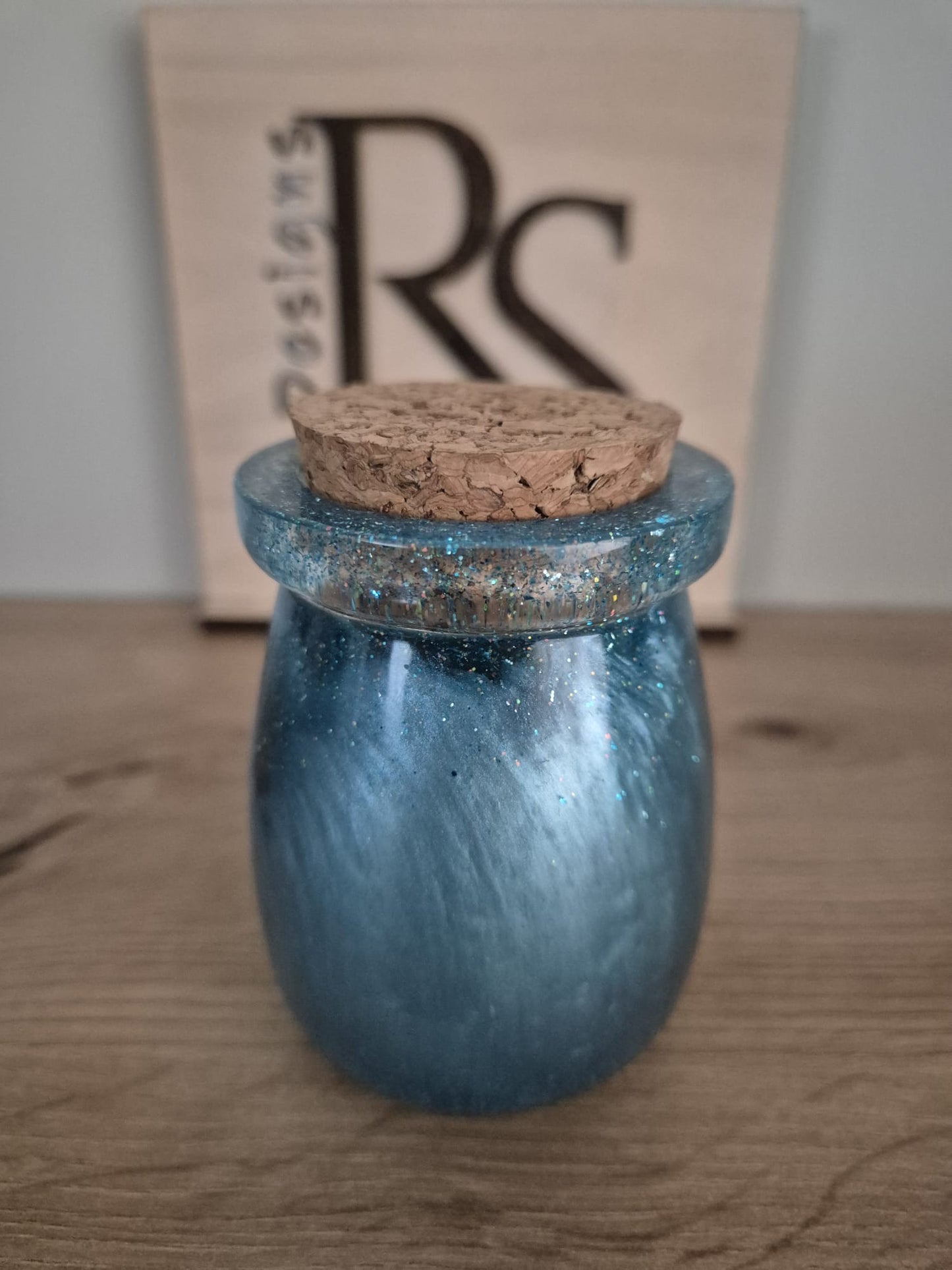 Resin jar with lid